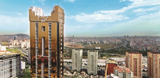 Türkiye’nin önde gelen yatırım gruplarından biri olan Ağaoğlu Şirketler Grubu, gayrimenkul, enerji ve turizm alanlarında gerçekleştirdiği projelerle dikkat çekmeye devam ediyor. 1981 yılında kurulan şirket, özellikle büyük ölçekli konut projeleri ve yenilenebilir enerji yatırımlarıyla Türkiye ekonomisinde önemli bir konuma ulaştı. Yıllar içerisinde farklı sektörlerde büyümesini sürdüren grup, modern şehir yaşamına yönelik projeleri ve sürdürülebilir yatırım anlayışıyla öne çıkıyor. Konulu bir haber görseli.
