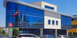 Türkiye’nin önemli yatırım gruplarından biri olan Akfen Holding, altyapı, enerji, turizm, liman işletmeciliği ve gayrimenkul alanlarında gerçekleştirdiği projelerle dikkat çekmeye devam ediyor. 1976 yılında Hamdi Akın tarafından kurulan şirket, özellikle kamu-özel sektör iş birliği projeleri ve sürdürülebilir yatırım anlayışıyla Türkiye ekonomisinin önemli aktörleri arasında yer alıyor. Çok sektörlü yapısıyla faaliyetlerini sürdüren grup, hem yurt içinde hem de uluslararası pazarlarda büyümesini sürdürüyor. Konulu bir haber görseli.