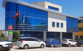 Türkiye’nin önemli yatırım gruplarından biri olan Akfen Holding, altyapı, enerji, turizm, liman işletmeciliği ve gayrimenkul alanlarında gerçekleştirdiği projelerle dikkat çekmeye devam ediyor. 1976 yılında Hamdi Akın tarafından kurulan şirket, özellikle kamu-özel sektör iş birliği projeleri ve sürdürülebilir yatırım anlayışıyla Türkiye ekonomisinin önemli aktörleri arasında yer alıyor. Çok sektörlü yapısıyla faaliyetlerini sürdüren grup, hem yurt içinde hem de uluslararası pazarlarda büyümesini sürdürüyor. Konulu bir haber görseli.