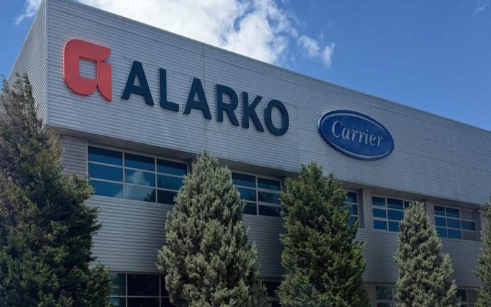 Türkiye’nin köklü şirket topluluklarından biri olan Alarko Holding, enerji, taahhüt, sanayi, turizm, tarım ve gayrimenkul geliştirme gibi farklı alanlardaki yatırımlarıyla dikkat çekmeye devam ediyor. 1954 yılında İshak Alaton ve Üzeyir Garih tarafından kurulan şirket, bugün 70 yılı aşan tecrübesiyle Türkiye’nin en güçlü kurumsal yapıları arasında gösteriliyor. 1973 yılında holding yapısına geçen şirket, yıllar içerisinde gerçekleştirdiği yatırımlarla hem yurt içinde hem de uluslararası pazarlarda önemli projelere imza attı. Konulu bir haber görseli.