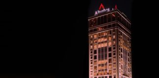 Türkiye’nin köklü şirket topluluklarından biri olan Altınbaş Holding, enerji, mücevherat, finans, lojistik, eğitim ve gayrimenkul gibi birçok farklı sektörde gerçekleştirdiği yatırımlarla dikkat çekmeye devam ediyor. 1950’li yıllarda temelleri atılan şirket, bugün hem Türkiye’de hem de uluslararası pazarlarda faaliyet gösteren güçlü bir kurumsal yapıya dönüşmüş durumda. Çok sektörlü faaliyet modeli sayesinde geniş bir yatırım ağı oluşturan şirket, sürdürülebilir büyüme stratejileriyle öne çıkıyor. Konulu bir haber görseli.