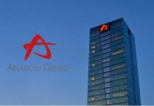 Türkiye’nin en köklü şirket topluluklarından biri olan Anadolu Grubu, farklı sektörlerdeki güçlü yatırımları ve uluslararası ortaklıklarıyla dikkat çekmeye devam ediyor. 1950 yılında Yazıcı ve Özilhan aileleri tarafından kurulan şirket, bugün perakendeden otomotive, enerji sektöründen sağlığa kadar uzanan geniş faaliyet alanıyla Türkiye ekonomisinin önemli yapı taşlarından biri olarak öne çıkıyor. Grup, çok sektörlü yapısı sayesinde hem iç pazarda hem de uluslararası arenada güçlü bir konumda bulunuyor. Konulu bir haber görseli.