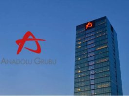 Türkiye’nin en köklü şirket topluluklarından biri olan Anadolu Grubu, farklı sektörlerdeki güçlü yatırımları ve uluslararası ortaklıklarıyla dikkat çekmeye devam ediyor. 1950 yılında Yazıcı ve Özilhan aileleri tarafından kurulan şirket, bugün perakendeden otomotive, enerji sektöründen sağlığa kadar uzanan geniş faaliyet alanıyla Türkiye ekonomisinin önemli yapı taşlarından biri olarak öne çıkıyor. Grup, çok sektörlü yapısı sayesinde hem iç pazarda hem de uluslararası arenada güçlü bir konumda bulunuyor. Konulu bir haber görseli.