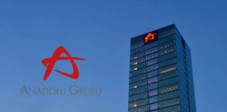 Türkiye’nin en köklü şirket topluluklarından biri olan Anadolu Grubu, farklı sektörlerdeki güçlü yatırımları ve uluslararası ortaklıklarıyla dikkat çekmeye devam ediyor. 1950 yılında Yazıcı ve Özilhan aileleri tarafından kurulan şirket, bugün perakendeden otomotive, enerji sektöründen sağlığa kadar uzanan geniş faaliyet alanıyla Türkiye ekonomisinin önemli yapı taşlarından biri olarak öne çıkıyor. Grup, çok sektörlü yapısı sayesinde hem iç pazarda hem de uluslararası arenada güçlü bir konumda bulunuyor. Konulu bir haber görseli.