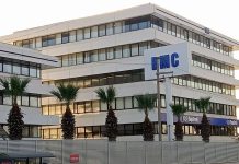 BMC Holding Türkiye’nin en önemli ticari ve askeri araç üreticilerinden biri olan BMC, savunma sanayisi, ağır ticari araç üretimi, motor teknolojileri ve otomotiv alanındaki yatırımlarıyla dikkat çekmeye devam ediyor. 1964 yılında kurulan şirket, bugün hem Türkiye’de hem de uluslararası pazarlarda faaliyet gösteren güçlü bir sanayi yapısına sahip bulunuyor. Özellikle savunma sanayisinde geliştirdiği yerli ve milli araç projeleriyle öne çıkan şirket, aynı zamanda kamyon, otobüs ve lojistik araç üretiminde de önemli bir konuma sahip. Konulu bir haber görseli.