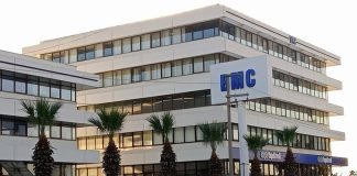 Türkiye’nin en önemli ticari ve askeri araç üreticilerinden biri olan BMC, savunma sanayisi, ağır ticari araç üretimi, motor teknolojileri ve otomotiv alanındaki yatırımlarıyla dikkat çekmeye devam ediyor. 1964 yılında kurulan şirket, bugün hem Türkiye’de hem de uluslararası pazarlarda faaliyet gösteren güçlü bir sanayi yapısına sahip bulunuyor. Özellikle savunma sanayisinde geliştirdiği yerli ve milli araç projeleriyle öne çıkan şirket, aynı zamanda kamyon, otobüs ve lojistik araç üretiminde de önemli bir konuma sahip. Konulu bir haber görseli.