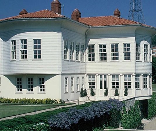 Türkiye’nin köklü sanayi gruplarından biri olan Bayraktar Holding, otomotiv, tarım ekipmanları, sanayi, enerji ve lojistik alanlarındaki faaliyetleriyle dikkat çekmeye devam ediyor. Temelleri 1950’li yıllarda atılan şirket, uzun yıllardır üretim ve sanayi odaklı yatırımlarıyla Türkiye ekonomisinin önemli aktörlerinden biri olarak gösteriliyor. Özellikle otomotiv sektöründeki faaliyetleri ve üretim kapasitesiyle öne çıkan grup, farklı sektörlerdeki yatırımları sayesinde büyümesini sürdürüyor. Konulu bir haber görseli.
