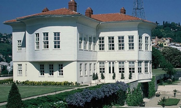 Bayraktar Holding Türkiye’nin köklü sanayi gruplarından biri olan Bayraktar Holding, otomotiv, tarım ekipmanları, sanayi, enerji ve lojistik alanlarındaki faaliyetleriyle dikkat çekmeye devam ediyor. Temelleri 1950’li yıllarda atılan şirket, uzun yıllardır üretim ve sanayi odaklı yatırımlarıyla Türkiye ekonomisinin önemli aktörlerinden biri olarak gösteriliyor. Özellikle otomotiv sektöründeki faaliyetleri ve üretim kapasitesiyle öne çıkan grup, farklı sektörlerdeki yatırımları sayesinde büyümesini sürdürüyor. Konulu bir haber görseli.