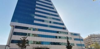 Türkiye’nin köklü yatırım gruplarından biri olan Bera Holding, sanayi, gıda, enerji, inşaat, tekstil, turizm ve teknoloji alanlarındaki faaliyetleriyle dikkat çekmeye devam ediyor. Temelleri Anadolu sermayesi anlayışıyla atılan şirket, bugün Türkiye’nin farklı bölgelerinde ve yurt dışında faaliyet gösteren büyük bir sanayi topluluğu haline gelmiş durumda. Özellikle üretim, ihracat ve istihdam odaklı büyüme modeliyle öne çıkan grup, çok sektörlü yapısı sayesinde Türkiye ekonomisinde önemli bir konuma sahip bulunuyor. Konulu bir haber görseli.