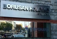 Borusan Holding Türkiye’nin en köklü sanayi gruplarından biri olan Borusan Holding, üretim, otomotiv, enerji, lojistik ve teknoloji alanlarındaki faaliyetleriyle dikkat çekmeye devam ediyor. 1944 yılında Asım Kocabıyık tarafından kurulan şirket, bugün üç kıtada ve 10’dan fazla ülkede faaliyet gösteren güçlü bir kurumsal yapıya dönüşmüş durumda. Çelikten otomotive, yenilenebilir enerjiden lojistiğe kadar farklı sektörlerde yatırımlar gerçekleştiren grup, Türkiye ekonomisinin önemli aktörleri arasında yer alıyor. Konulu bir haber görseli.