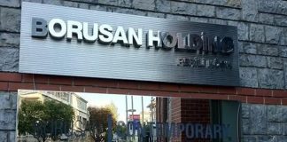 Türkiye’nin en köklü sanayi gruplarından biri olan Borusan Holding, üretim, otomotiv, enerji, lojistik ve teknoloji alanlarındaki faaliyetleriyle dikkat çekmeye devam ediyor. 1944 yılında Asım Kocabıyık tarafından kurulan şirket, bugün üç kıtada ve 10’dan fazla ülkede faaliyet gösteren güçlü bir kurumsal yapıya dönüşmüş durumda. Çelikten otomotive, yenilenebilir enerjiden lojistiğe kadar farklı sektörlerde yatırımlar gerçekleştiren grup, Türkiye ekonomisinin önemli aktörleri arasında yer alıyor. Konulu bir haber görseli.