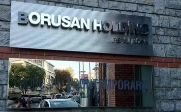 Türkiye’nin en köklü sanayi gruplarından biri olan Borusan Holding, üretim, otomotiv, enerji, lojistik ve teknoloji alanlarındaki faaliyetleriyle dikkat çekmeye devam ediyor. 1944 yılında Asım Kocabıyık tarafından kurulan şirket, bugün üç kıtada ve 10’dan fazla ülkede faaliyet gösteren güçlü bir kurumsal yapıya dönüşmüş durumda. Çelikten otomotive, yenilenebilir enerjiden lojistiğe kadar farklı sektörlerde yatırımlar gerçekleştiren grup, Türkiye ekonomisinin önemli aktörleri arasında yer alıyor. Konulu bir haber görseli.