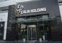 Çalık Holding Türkiye’nin önde gelen yatırım gruplarından biri olan Çalık Holding, enerji, inşaat, tekstil, madencilik, finans ve teknoloji alanlarındaki faaliyetleriyle dikkat çekmeye devam ediyor. 1981 yılında Ahmet Çalık tarafından kurulan şirket, bugün Türkiye’nin yanı sıra Balkanlar, Orta Asya, Orta Doğu ve Afrika’da faaliyet gösteren uluslararası bir yatırım grubu haline gelmiş durumda. Çok sektörlü yapısı ve geniş yatırım ağı sayesinde farklı alanlarda büyümesini sürdüren şirket, özellikle enerji ve altyapı projeleriyle öne çıkıyor. Konulu bir haber görseli.