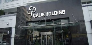 Türkiye’nin önde gelen yatırım gruplarından biri olan Çalık Holding, enerji, inşaat, tekstil, madencilik, finans ve teknoloji alanlarındaki faaliyetleriyle dikkat çekmeye devam ediyor. 1981 yılında Ahmet Çalık tarafından kurulan şirket, bugün Türkiye’nin yanı sıra Balkanlar, Orta Asya, Orta Doğu ve Afrika’da faaliyet gösteren uluslararası bir yatırım grubu haline gelmiş durumda. Çok sektörlü yapısı ve geniş yatırım ağı sayesinde farklı alanlarda büyümesini sürdüren şirket, özellikle enerji ve altyapı projeleriyle öne çıkıyor. Konulu bir haber görseli.