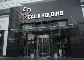 Türkiye’nin önde gelen yatırım gruplarından biri olan Çalık Holding, enerji, inşaat, tekstil, madencilik, finans ve teknoloji alanlarındaki faaliyetleriyle dikkat çekmeye devam ediyor. 1981 yılında Ahmet Çalık tarafından kurulan şirket, bugün Türkiye’nin yanı sıra Balkanlar, Orta Asya, Orta Doğu ve Afrika’da faaliyet gösteren uluslararası bir yatırım grubu haline gelmiş durumda. Çok sektörlü yapısı ve geniş yatırım ağı sayesinde farklı alanlarda büyümesini sürdüren şirket, özellikle enerji ve altyapı projeleriyle öne çıkıyor. Konulu bir haber görseli.