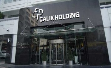 Türkiye’nin önde gelen yatırım gruplarından biri olan Çalık Holding, enerji, inşaat, tekstil, madencilik, finans ve teknoloji alanlarındaki faaliyetleriyle dikkat çekmeye devam ediyor. 1981 yılında Ahmet Çalık tarafından kurulan şirket, bugün Türkiye’nin yanı sıra Balkanlar, Orta Asya, Orta Doğu ve Afrika’da faaliyet gösteren uluslararası bir yatırım grubu haline gelmiş durumda. Çok sektörlü yapısı ve geniş yatırım ağı sayesinde farklı alanlarda büyümesini sürdüren şirket, özellikle enerji ve altyapı projeleriyle öne çıkıyor. Konulu bir haber görseli.
