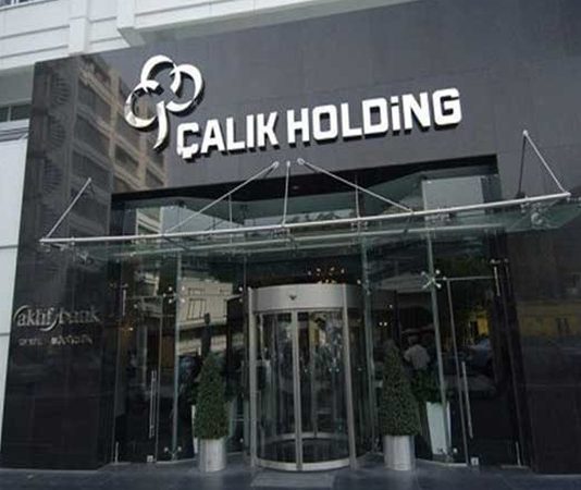 Çalık Holding Türkiye’nin önde gelen yatırım gruplarından biri olan Çalık Holding, enerji, inşaat, tekstil, madencilik, finans ve teknoloji alanlarındaki faaliyetleriyle dikkat çekmeye devam ediyor. 1981 yılında Ahmet Çalık tarafından kurulan şirket, bugün Türkiye’nin yanı sıra Balkanlar, Orta Asya, Orta Doğu ve Afrika’da faaliyet gösteren uluslararası bir yatırım grubu haline gelmiş durumda. Çok sektörlü yapısı ve geniş yatırım ağı sayesinde farklı alanlarda büyümesini sürdüren şirket, özellikle enerji ve altyapı projeleriyle öne çıkıyor. Konulu bir haber görseli.