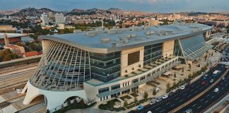 Türkiye’nin en büyük yatırım gruplarından biri olan Cengiz Holding, enerji, inşaat, madencilik, turizm ve altyapı alanlarındaki faaliyetleriyle dikkat çekmeye devam ediyor. 1980 yılında Mehmet Cengiz tarafından kurulan şirket, bugün Türkiye’nin yanı sıra Avrupa, Orta Asya, Orta Doğu ve Afrika’da gerçekleştirdiği projelerle küresel ölçekte faaliyet gösteren büyük bir yapı haline geldi. Özellikle enerji ve altyapı projeleriyle öne çıkan grup, Türkiye ekonomisinin stratejik sektörlerinde önemli yatırımlara imza atıyor. Konulu bir haber görseli.