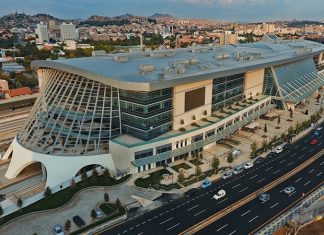 Türkiye’nin en büyük yatırım gruplarından biri olan Cengiz Holding, enerji, inşaat, madencilik, turizm ve altyapı alanlarındaki faaliyetleriyle dikkat çekmeye devam ediyor. 1980 yılında Mehmet Cengiz tarafından kurulan şirket, bugün Türkiye’nin yanı sıra Avrupa, Orta Asya, Orta Doğu ve Afrika’da gerçekleştirdiği projelerle küresel ölçekte faaliyet gösteren büyük bir yapı haline geldi. Özellikle enerji ve altyapı projeleriyle öne çıkan grup, Türkiye ekonomisinin stratejik sektörlerinde önemli yatırımlara imza atıyor. Konulu bir haber görseli.