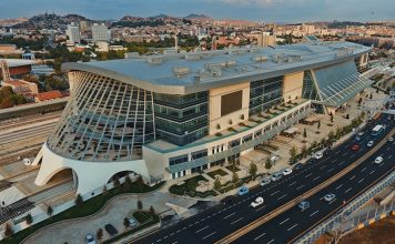 Türkiye’nin en büyük yatırım gruplarından biri olan Cengiz Holding, enerji, inşaat, madencilik, turizm ve altyapı alanlarındaki faaliyetleriyle dikkat çekmeye devam ediyor. 1980 yılında Mehmet Cengiz tarafından kurulan şirket, bugün Türkiye’nin yanı sıra Avrupa, Orta Asya, Orta Doğu ve Afrika’da gerçekleştirdiği projelerle küresel ölçekte faaliyet gösteren büyük bir yapı haline geldi. Özellikle enerji ve altyapı projeleriyle öne çıkan grup, Türkiye ekonomisinin stratejik sektörlerinde önemli yatırımlara imza atıyor. Konulu bir haber görseli.