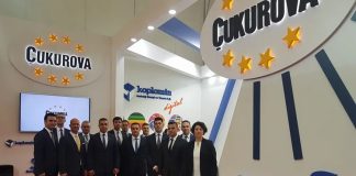 Türkiye’nin en köklü sanayi ve yatırım gruplarından biri olan Çukurova Holding, enerji, iletişim, finans, inşaat, otomotiv, medya ve sanayi alanlarındaki geniş faaliyet ağıyla dikkat çekmeye devam ediyor. 1923 yılında temelleri atılan şirket, zaman içinde küçük bir dokuma girişiminden küresel ölçekte faaliyet gösteren dev bir iş grubuna dönüşerek Türkiye ekonomisinin önemli aktörlerinden biri haline gelmiş durumda. Özellikle farklı sektörlerdeki yatırımları ve uzun yıllara dayanan sanayi tecrübesiyle öne çıkıyor. Konulu bir haber görseli.