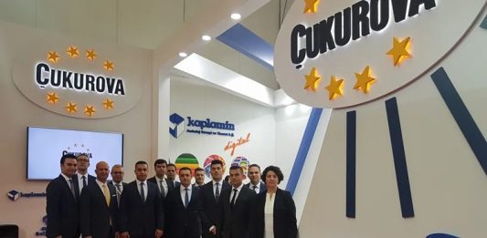 Türkiye’nin en köklü sanayi ve yatırım gruplarından biri olan Çukurova Holding, enerji, iletişim, finans, inşaat, otomotiv, medya ve sanayi alanlarındaki geniş faaliyet ağıyla dikkat çekmeye devam ediyor. 1923 yılında temelleri atılan şirket, zaman içinde küçük bir dokuma girişiminden küresel ölçekte faaliyet gösteren dev bir iş grubuna dönüşerek Türkiye ekonomisinin önemli aktörlerinden biri haline gelmiş durumda. Özellikle farklı sektörlerdeki yatırımları ve uzun yıllara dayanan sanayi tecrübesiyle öne çıkıyor. Konulu bir haber görseli.