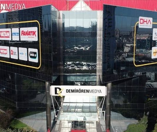 Türkiye’nin köklü şirket topluluklarından biri olan Demirören Holding, farklı sektörlerde gerçekleştirdiği yatırımlar ve geniş faaliyet ağıyla dikkat çekmeye devam ediyor. Enerji, medya, sanayi, teknoloji, turizm ve lojistik gibi stratejik alanlarda faaliyet gösteren şirket, Türkiye ekonomisinin önemli aktörleri arasında yer alıyor. Çok sektörlü yapısıyla öne çıkan holding modeli sayesinde grup, farklı iş kollarını tek çatı altında yöneterek sürdürülebilir büyüme hedefini sürdürüyor. Konulu bir haber görseli.