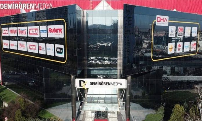 Türkiye’nin köklü şirket topluluklarından biri olan Demirören Holding, farklı sektörlerde gerçekleştirdiği yatırımlar ve geniş faaliyet ağıyla dikkat çekmeye devam ediyor. Enerji, medya, sanayi, teknoloji, turizm ve lojistik gibi stratejik alanlarda faaliyet gösteren şirket, Türkiye ekonomisinin önemli aktörleri arasında yer alıyor. Çok sektörlü yapısıyla öne çıkan holding modeli sayesinde grup, farklı iş kollarını tek çatı altında yöneterek sürdürülebilir büyüme hedefini sürdürüyor. Konulu bir haber görseli.