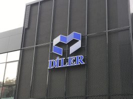 Türkiye’nin köklü sanayi kuruluşları arasında yer alan Diler Holding, demir-çelikten enerjiye, limancılıktan bankacılığa kadar uzanan geniş faaliyet alanıyla dikkat çekiyor. Uzun yıllardır sanayi odaklı büyüme stratejisi izleyen şirket, özellikle ağır sanayi yatırımlarıyla Türkiye ekonomisinin üretim gücüne katkı sağlıyor. Çok sektörlü yapısıyla faaliyet gösteren holding modeli, grubun farklı iş alanlarını tek merkezden yönetmesine olanak tanıyor. Konulu bir haber görseli.
