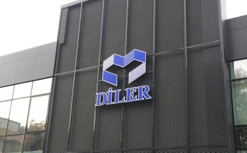 Türkiye’nin köklü sanayi kuruluşları arasında yer alan Diler Holding, demir-çelikten enerjiye, limancılıktan bankacılığa kadar uzanan geniş faaliyet alanıyla dikkat çekiyor. Uzun yıllardır sanayi odaklı büyüme stratejisi izleyen şirket, özellikle ağır sanayi yatırımlarıyla Türkiye ekonomisinin üretim gücüne katkı sağlıyor. Çok sektörlü yapısıyla faaliyet gösteren holding modeli, grubun farklı iş alanlarını tek merkezden yönetmesine olanak tanıyor. Konulu bir haber görseli.