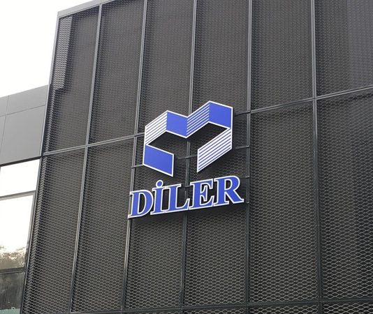 Türkiye’nin köklü sanayi kuruluşları arasında yer alan Diler Holding, demir-çelikten enerjiye, limancılıktan bankacılığa kadar uzanan geniş faaliyet alanıyla dikkat çekiyor. Uzun yıllardır sanayi odaklı büyüme stratejisi izleyen şirket, özellikle ağır sanayi yatırımlarıyla Türkiye ekonomisinin üretim gücüne katkı sağlıyor. Çok sektörlü yapısıyla faaliyet gösteren holding modeli, grubun farklı iş alanlarını tek merkezden yönetmesine olanak tanıyor. Konulu bir haber görseli.