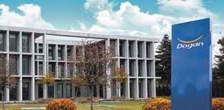 Türkiye’nin köklü yatırım gruplarından biri olan Doğan Holding, enerji, sanayi, otomotiv, finans, internet girişimleri ve gayrimenkul gibi farklı sektörlerdeki faaliyetleriyle Türkiye ekonomisinin önemli aktörleri arasında yer alıyor. 65 yılı aşkın geçmişe sahip olan şirket, sürdürülebilir büyüme stratejisi ve uluslararası iş birlikleriyle dikkat çekmeye devam ediyor. Yenilikçi yatırımları ve çok sektörlü yapısıyla öne çıkan grup, hem Türkiye’de hem de global pazarda etkisini artırmayı hedefliyor. Konulu bir haber görseli.
