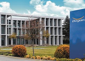 Türkiye’nin köklü yatırım gruplarından biri olan Doğan Holding, enerji, sanayi, otomotiv, finans, internet girişimleri ve gayrimenkul gibi farklı sektörlerdeki faaliyetleriyle Türkiye ekonomisinin önemli aktörleri arasında yer alıyor. 65 yılı aşkın geçmişe sahip olan şirket, sürdürülebilir büyüme stratejisi ve uluslararası iş birlikleriyle dikkat çekmeye devam ediyor. Yenilikçi yatırımları ve çok sektörlü yapısıyla öne çıkan grup, hem Türkiye’de hem de global pazarda etkisini artırmayı hedefliyor. Konulu bir haber görseli.