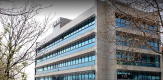 ENKA Holding, Türkiye’nin en köklü ve küresel ölçekte faaliyet gösteren mühendislik ve yatırım gruplarından biri olarak, çok sektörlü yapısı ve geniş coğrafi etki alanıyla dikkat çekiyor. 1957 yılında kurulan şirket, özellikle büyük ölçekli altyapı ve enerji projeleriyle uluslararası inşaat endüstrisinde güçlü bir konuma sahip. Bugün ENKA Holding, yalnızca bir inşaat firması değil; enerji, gayrimenkul, ticaret ve veri merkezi gibi stratejik alanlarda faaliyet gösteren entegre bir yapıya dönüşmüş durumda. Konulu bir haber görseli.