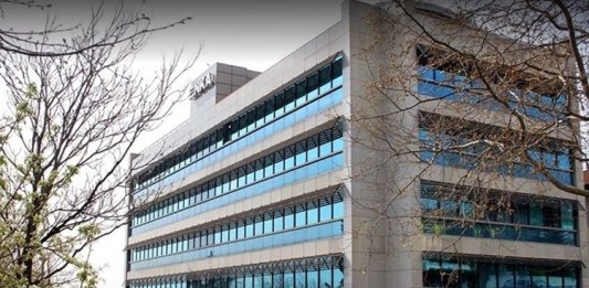 ENKA Holding, Türkiye’nin en köklü ve küresel ölçekte faaliyet gösteren mühendislik ve yatırım gruplarından biri olarak, çok sektörlü yapısı ve geniş coğrafi etki alanıyla dikkat çekiyor. 1957 yılında kurulan şirket, özellikle büyük ölçekli altyapı ve enerji projeleriyle uluslararası inşaat endüstrisinde güçlü bir konuma sahip. Bugün ENKA Holding, yalnızca bir inşaat firması değil; enerji, gayrimenkul, ticaret ve veri merkezi gibi stratejik alanlarda faaliyet gösteren entegre bir yapıya dönüşmüş durumda. Konulu bir haber görseli.