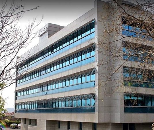 ENKA Holding, Türkiye’nin en köklü ve küresel ölçekte faaliyet gösteren mühendislik ve yatırım gruplarından biri olarak, çok sektörlü yapısı ve geniş coğrafi etki alanıyla dikkat çekiyor. 1957 yılında kurulan şirket, özellikle büyük ölçekli altyapı ve enerji projeleriyle uluslararası inşaat endüstrisinde güçlü bir konuma sahip. Bugün ENKA Holding, yalnızca bir inşaat firması değil; enerji, gayrimenkul, ticaret ve veri merkezi gibi stratejik alanlarda faaliyet gösteren entegre bir yapıya dönüşmüş durumda. Konulu bir haber görseli.
