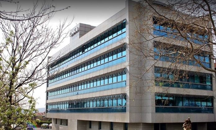 ENKA Holding, Türkiye’nin en köklü ve küresel ölçekte faaliyet gösteren mühendislik ve yatırım gruplarından biri olarak, çok sektörlü yapısı ve geniş coğrafi etki alanıyla dikkat çekiyor. 1957 yılında kurulan şirket, özellikle büyük ölçekli altyapı ve enerji projeleriyle uluslararası inşaat endüstrisinde güçlü bir konuma sahip. Bugün ENKA Holding, yalnızca bir inşaat firması değil; enerji, gayrimenkul, ticaret ve veri merkezi gibi stratejik alanlarda faaliyet gösteren entegre bir yapıya dönüşmüş durumda. Konulu bir haber görseli.