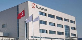 Türkiye’nin köklü sanayi topluluklarından biri olan Eczacıbaşı Holding, sağlık, yapı ürünleri ve tüketim ürünleri başta olmak üzere birçok farklı sektörde faaliyet gösteren güçlü bir kurumsal yapı olarak dikkat çekiyor. Uzun yıllardır üretim, teknoloji ve sürdürülebilirlik odaklı büyüme stratejisi izleyen grup, Türkiye ekonomisinin önemli aktörleri arasında yer alıyor. Çok sektörlü yapısıyla öne çıkan holding modeli sayesinde şirket, farklı iş alanlarını merkezi bir strateji altında yöneterek ulusal ve uluslararası pazarlarda etkinliğini artırıyor. Konulu bir haber görseli.