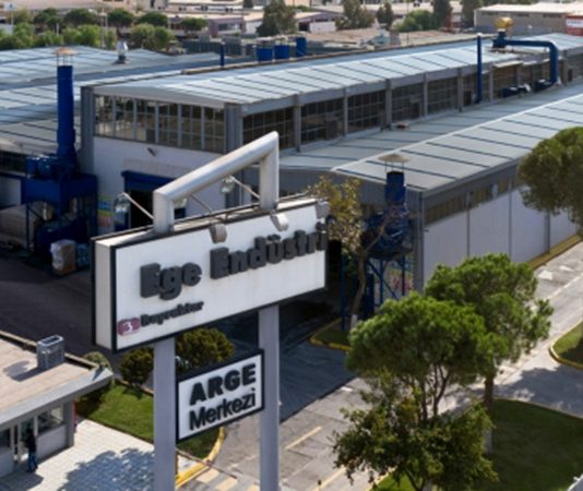 Türkiye otomotiv yan sanayisinin köklü kuruluşları arasında yer alan Ege Endüstri, ağır ticari araçlar için geliştirdiği dingil ve süspansiyon sistemleriyle uluslararası pazarda dikkat çeken şirketler arasında bulunuyor. İzmir merkezli şirket, 50 yılı aşkın tecrübesiyle yalnızca Türkiye’de değil Avrupa, Amerika ve Asya pazarlarında da faaliyet gösteriyor. Özellikle yüksek performanslı ve hafif ticari araç komponentleri üretimiyle öne çıkan Ege Endüstri, otomotiv sektörünün stratejik üreticileri arasında gösteriliyor. Konulu bir haber görseli.