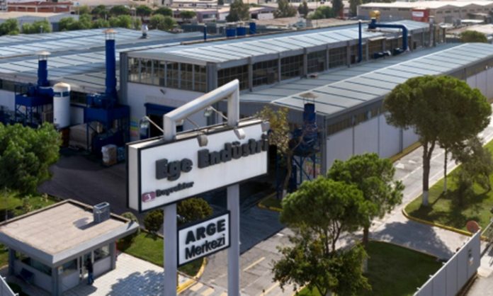 Ege Endüstri Holding Türkiye otomotiv yan sanayisinin köklü kuruluşları arasında yer alan Ege Endüstri, ağır ticari araçlar için geliştirdiği dingil ve süspansiyon sistemleriyle uluslararası pazarda dikkat çeken şirketler arasında bulunuyor. İzmir merkezli şirket, 50 yılı aşkın tecrübesiyle yalnızca Türkiye’de değil Avrupa, Amerika ve Asya pazarlarında da faaliyet gösteriyor. Özellikle yüksek performanslı ve hafif ticari araç komponentleri üretimiyle öne çıkan Ege Endüstri, otomotiv sektörünün stratejik üreticileri arasında gösteriliyor. Konulu bir haber görseli.
