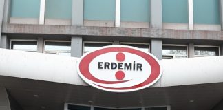 Türkiye’nin en büyük sanayi kuruluşları arasında yer alan Erdemir Holding, demir-çelik sektöründeki güçlü konumunu sürdürüyor. OYAK Maden Metalürji bünyesinde faaliyet gösteren şirket, yalnızca Türkiye’de değil uluslararası pazarda da önemli üreticiler arasında gösteriliyor. Yarım asrı aşan tecrübesiyle faaliyetlerini sürdüren Erdemir Holding, yassı çelik üretimindeki kapasitesi, geniş ürün çeşitliliği ve entegre üretim modeliyle Türk sanayisinin temel yapı taşlarından biri olarak öne çıkıyor. Konulu bir haber görseli.