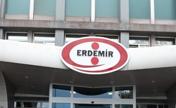 Türkiye’nin en büyük sanayi kuruluşları arasında yer alan Erdemir Holding, demir-çelik sektöründeki güçlü konumunu sürdürüyor. OYAK Maden Metalürji bünyesinde faaliyet gösteren şirket, yalnızca Türkiye’de değil uluslararası pazarda da önemli üreticiler arasında gösteriliyor. Yarım asrı aşan tecrübesiyle faaliyetlerini sürdüren Erdemir Holding, yassı çelik üretimindeki kapasitesi, geniş ürün çeşitliliği ve entegre üretim modeliyle Türk sanayisinin temel yapı taşlarından biri olarak öne çıkıyor. Konulu bir haber görseli.