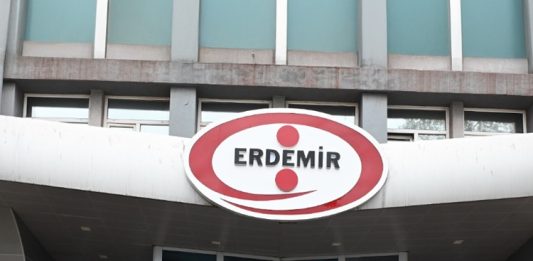 Türkiye’nin en büyük sanayi kuruluşları arasında yer alan Erdemir Holding, demir-çelik sektöründeki güçlü konumunu sürdürüyor. OYAK Maden Metalürji bünyesinde faaliyet gösteren şirket, yalnızca Türkiye’de değil uluslararası pazarda da önemli üreticiler arasında gösteriliyor. Yarım asrı aşan tecrübesiyle faaliyetlerini sürdüren Erdemir Holding, yassı çelik üretimindeki kapasitesi, geniş ürün çeşitliliği ve entegre üretim modeliyle Türk sanayisinin temel yapı taşlarından biri olarak öne çıkıyor. Konulu bir haber görseli.