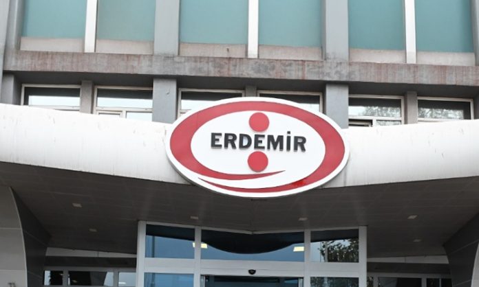 Türkiye’nin en büyük sanayi kuruluşları arasında yer alan Erdemir Holding, demir-çelik sektöründeki güçlü konumunu sürdürüyor. OYAK Maden Metalürji bünyesinde faaliyet gösteren şirket, yalnızca Türkiye’de değil uluslararası pazarda da önemli üreticiler arasında gösteriliyor. Yarım asrı aşan tecrübesiyle faaliyetlerini sürdüren Erdemir Holding, yassı çelik üretimindeki kapasitesi, geniş ürün çeşitliliği ve entegre üretim modeliyle Türk sanayisinin temel yapı taşlarından biri olarak öne çıkıyor. Konulu bir haber görseli.
