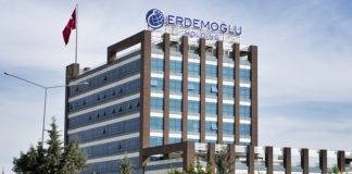 Türkiye’nin önde gelen sanayi kuruluşları arasında yer alan Erdemoğlu Holding, halıdan petrokimyaya, tekstilden enerjiye kadar uzanan geniş faaliyet alanıyla dikkat çekiyor. Temelleri 1970 yılında Mehmet Erdemoğlu tarafından atılan şirket, bugün yalnızca Türkiye’de değil dünya pazarında da önemli bir üretim gücü olarak gösteriliyor. Özellikle üretim kapasitesi, ihracat ağı ve farklı sektörlerdeki yatırımlarıyla öne çıkan Erdemoğlu Holding, son yıllarda gerçekleştirdiği büyük ölçekli yatırımlarla sanayi dünyasında adından sıkça söz ettiriyor. Konulu bir haber görseli.