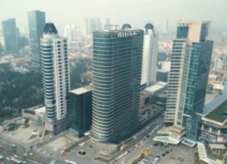 Türkiye’nin önde gelen yatırım grupları arasında yer alan Ferko, özellikle gayrimenkul, turizm, ticaret ve sanayi alanlarında gerçekleştirdiği projelerle dikkat çekiyor. 1991 yılında kurulan şirket, yıllar içinde gerçekleştirdiği büyük ölçekli yatırımlarla Türkiye’nin önemli holding yapılarından biri haline geldi. Modern ofis projeleri, otel yatırımları ve uluslararası iş ortaklıklarıyla öne çıkan Ferko, özellikle İstanbul’daki prestij projeleriyle tanınıyor. Konulu bir haber görseli.