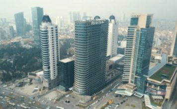 Türkiye’nin önde gelen yatırım grupları arasında yer alan Ferko, özellikle gayrimenkul, turizm, ticaret ve sanayi alanlarında gerçekleştirdiği projelerle dikkat çekiyor. 1991 yılında kurulan şirket, yıllar içinde gerçekleştirdiği büyük ölçekli yatırımlarla Türkiye’nin önemli holding yapılarından biri haline geldi. Modern ofis projeleri, otel yatırımları ve uluslararası iş ortaklıklarıyla öne çıkan Ferko, özellikle İstanbul’daki prestij projeleriyle tanınıyor. Konulu bir haber görseli.