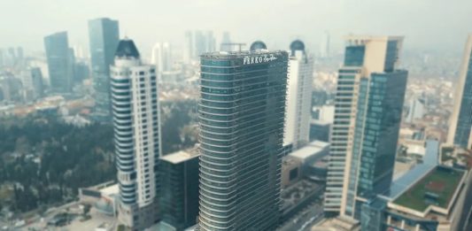 Türkiye’nin önde gelen yatırım grupları arasında yer alan Ferko, özellikle gayrimenkul, turizm, ticaret ve sanayi alanlarında gerçekleştirdiği projelerle dikkat çekiyor. 1991 yılında kurulan şirket, yıllar içinde gerçekleştirdiği büyük ölçekli yatırımlarla Türkiye’nin önemli holding yapılarından biri haline geldi. Modern ofis projeleri, otel yatırımları ve uluslararası iş ortaklıklarıyla öne çıkan Ferko, özellikle İstanbul’daki prestij projeleriyle tanınıyor. Konulu bir haber görseli.