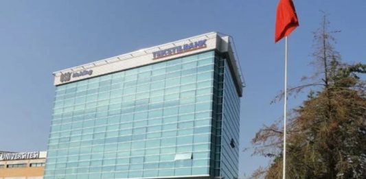 Türkiye’nin köklü yatırım grupları arasında yer alan GSD Holding, finans, denizcilik ve enerji sektörlerinde gerçekleştirdiği yatırımlarla dikkat çekiyor. 1986 yılında kurulan şirket, yıllar içinde geliştirdiği çok sektörlü iş modeli sayesinde Türkiye ekonomisinin önemli aktörlerinden biri haline geldi. Özellikle bankacılık, faktoring, deniz taşımacılığı ve varlık yönetimi alanlarında faaliyet gösteren GSD Holding, sürdürülebilir büyüme ve uzun vadeli yatırım stratejileriyle öne çıkıyor. Konulu bir haber görseli.