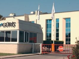 Türkiye’nin köklü sanayi ve mühendislik gruplarından biri olan GÜRİŞ Holding, enerji, inşaat, sanayi, turizm ve hizmet sektörlerinde gerçekleştirdiği yatırımlarla dikkat çekiyor. 1958 yılında İdris Yamantürk tarafından kurulan şirket, özellikle altyapı projeleri ve yenilenebilir enerji yatırımlarıyla Türkiye’nin en büyük grupları arasında gösteriliyor. Bugün onlarca şirketi bünyesinde barındıran GÜRİŞ Holding, yalnızca Türkiye’de değil Avrupa, Orta Doğu ve Afrika’da da faaliyet gösteren uluslararası bir yatırım grubu konumunda bulunuyor. Konulu bir haber görseli.